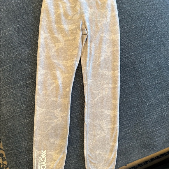 Vuori Women's Gray Camouflage Leggings - Picture 4 of 9